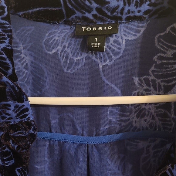Torrid Black and Blue Floral Velvet Blouse - Picture 3 of 10